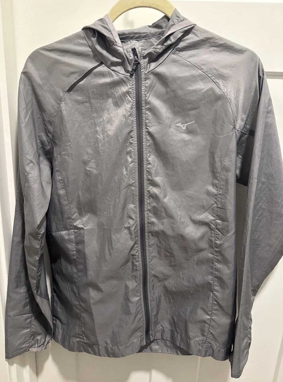 Women "Mizuno" Liteweight Gray windbreaker. Womens Medium - Japan engineered
